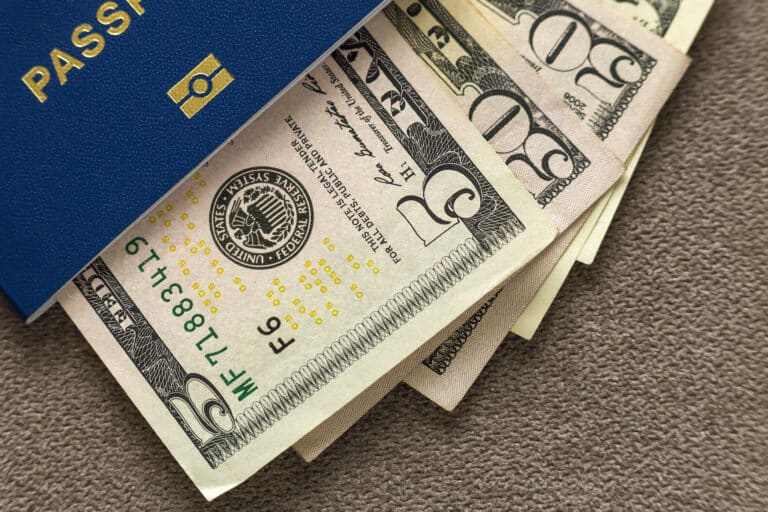 Vai Viajar? Entenda a diferença entre dólar turismo, comercial e paralelo
