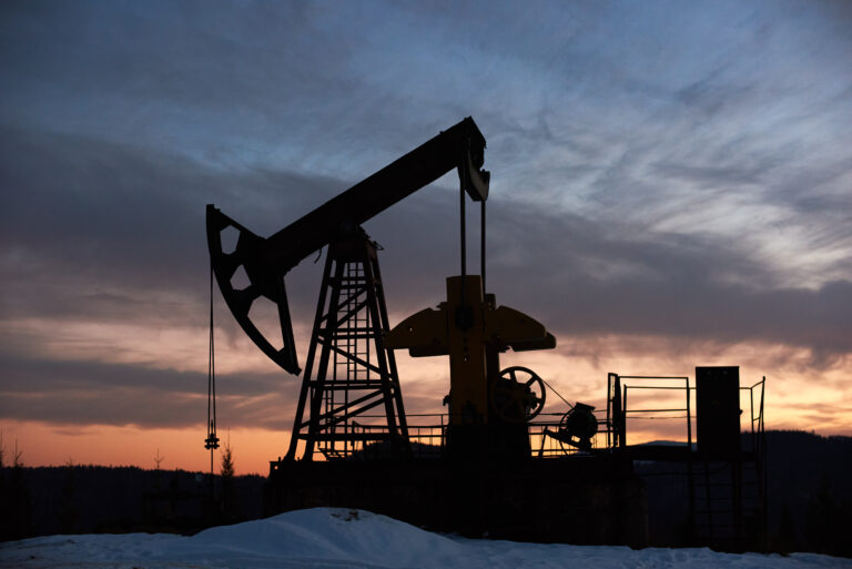 Petróleo acima de US$ 100: o mercado começa a aceitar juros altos por mais tempo